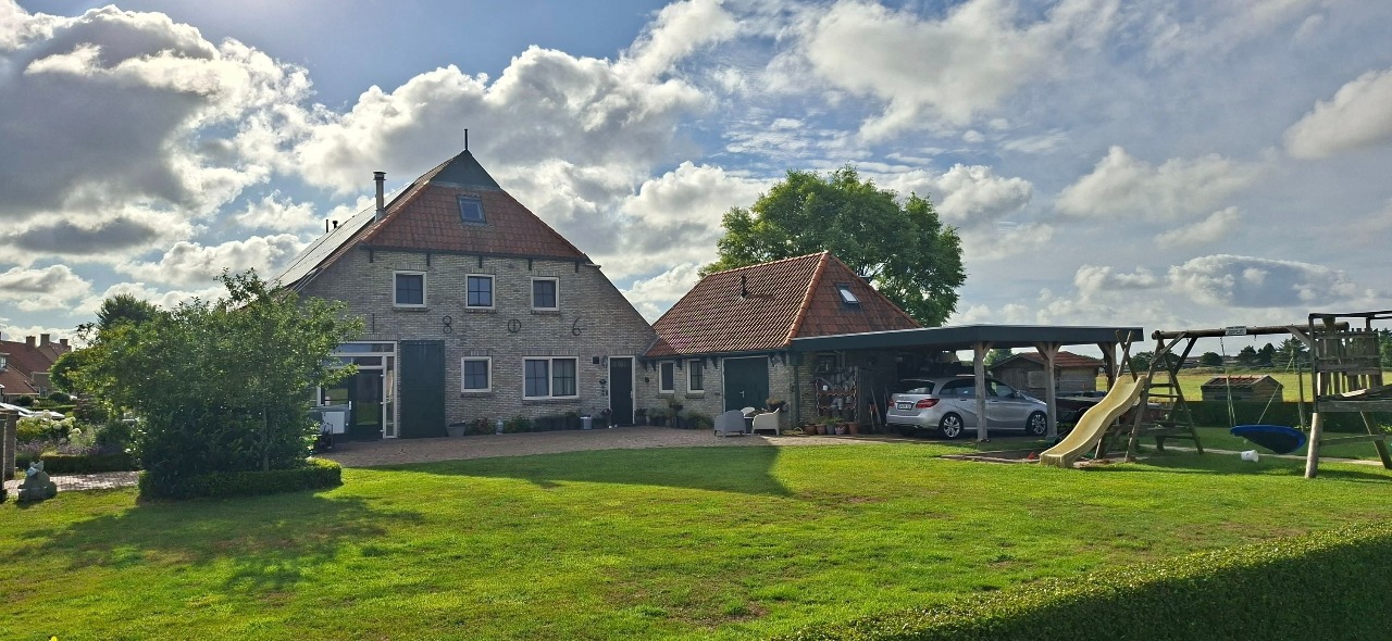 De herbouwde boerderij met jaarankers 1806 van Jan van Gerardus in Buren